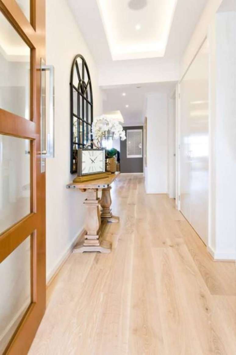 53. Carpete de madeira em tons claros para sala de estar ampla – Foto Pinterest