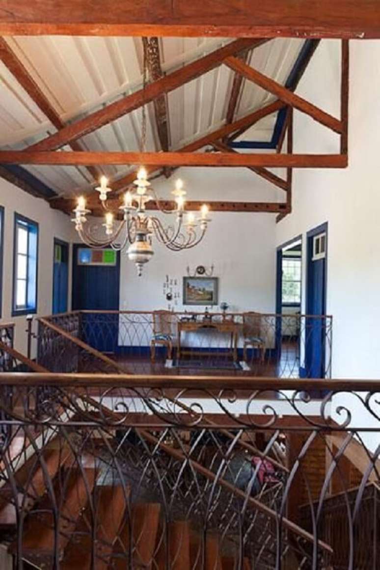 20. O lustre para escada candelabro &eacute; perfeito para complementar a decora&ccedil;&atilde;o de casa de campo. Projeto de Maria do Carmo Ferraz