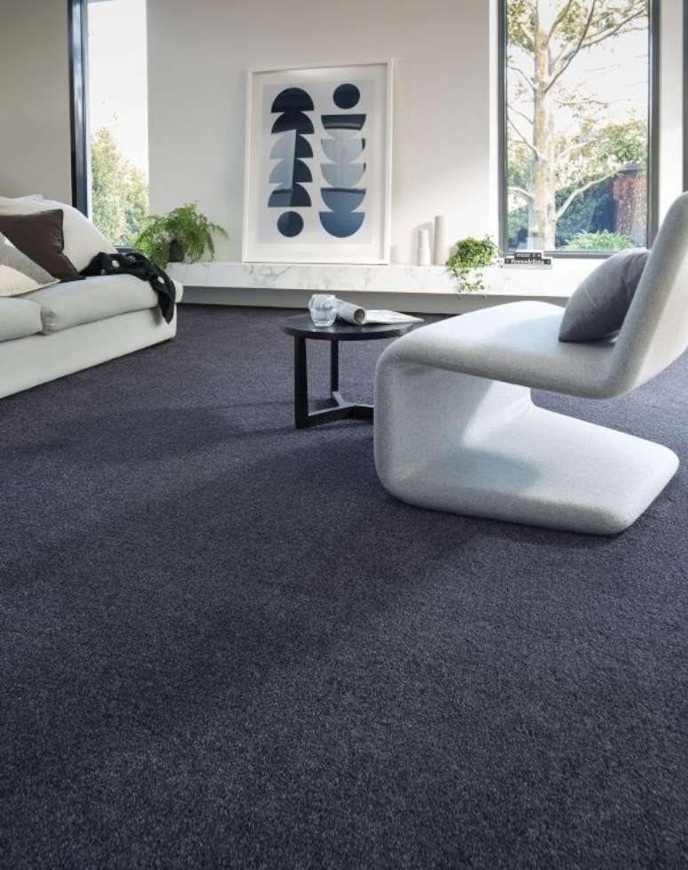 49. Carpete para sala cinza escuro com móveis brancos e modernos – Foto ITW Performance Polymers