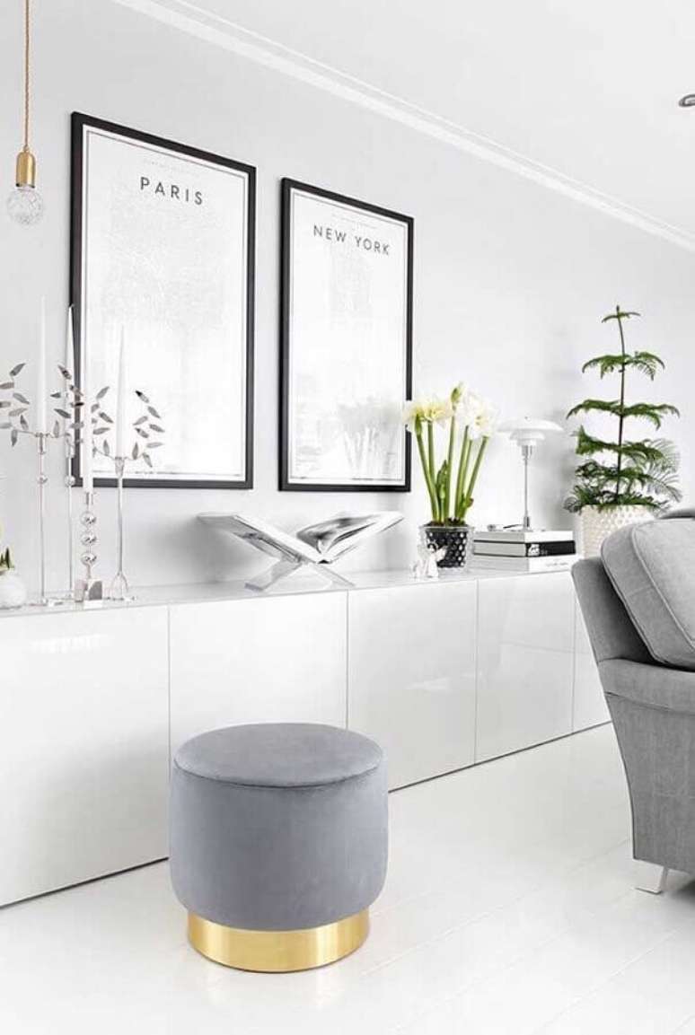 16. Decora&ccedil;&atilde;o clean para sala branca com puff banqueta cinza redondo &ndash; Foto: Futurist Architecture