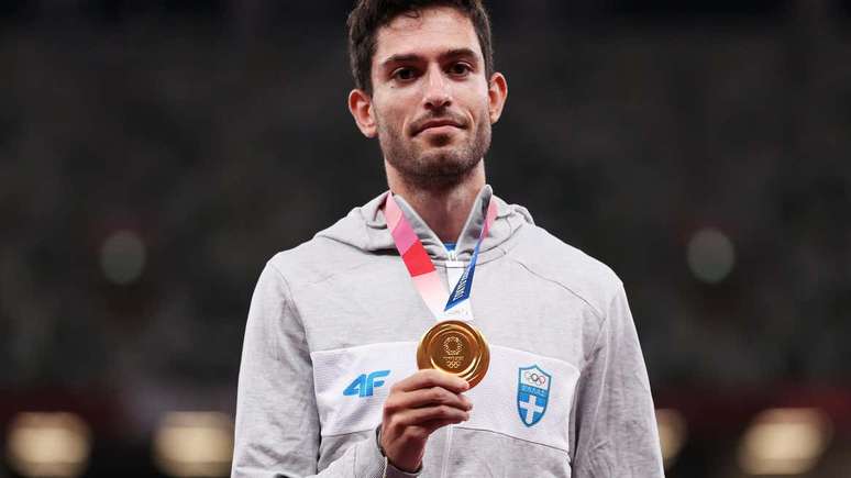 Miltiadis Tentoglou mostrando sua medalha de ouro