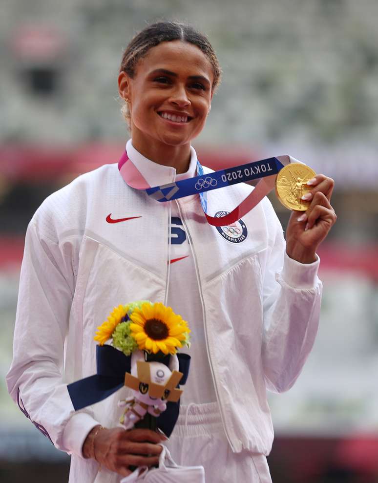 Sydney McLaughlin mostra a medalha de ouro conquistada nesta quarta-feira Lindsey Wasson/Reuters