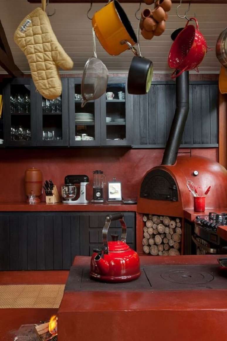 34. &Aacute;rea gourmet moderna com fog&atilde;o a lenha e forno para pizza &ndash; Foto Casa de Valentina