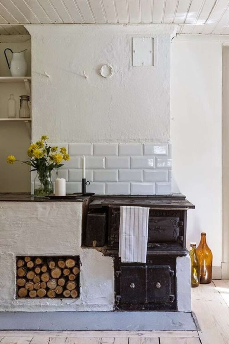 42. Decora&ccedil;&atilde;o de &aacute;rea gourmet com fog&atilde;o a lenha e espa&ccedil;o para lenhas &ndash; Foto Pinterest