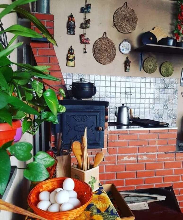 15. &Aacute;rea gourmet com fog&atilde;o a lenha e churrasqueira e itens de cozinha &ndash; Foto Yara Casa Caf&eacute;