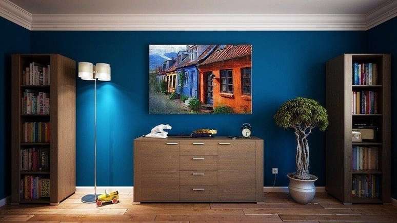 1. Móveis de madeira para decoração de sala com parede azul – Foto: Pixabay