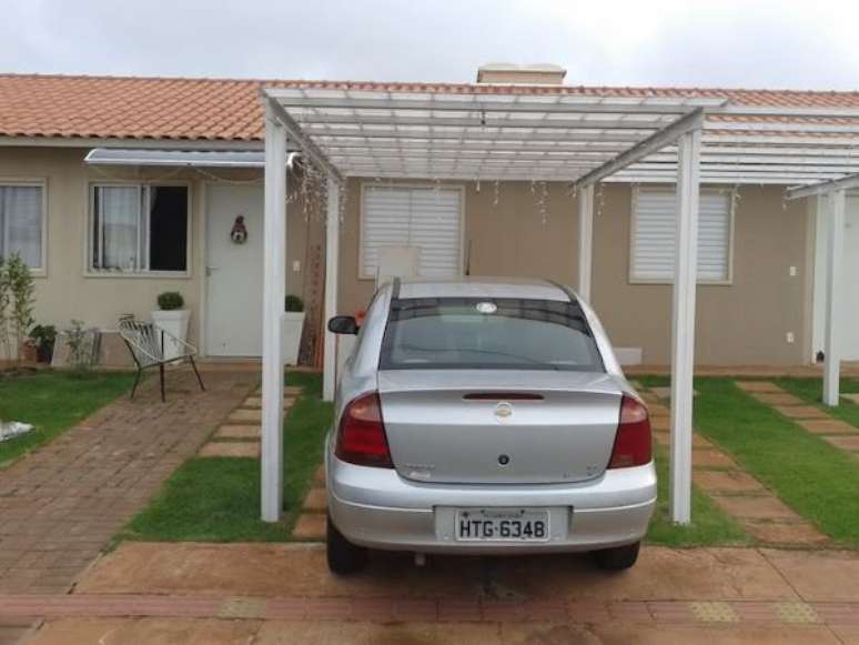 70. Casa com pergolado branco para garagem de carros &ndash; Foto Decorando Casa