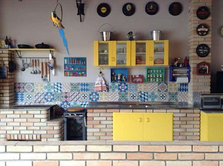 8. &Aacute;rea gourmet com arm&aacute;rios amarelos e fog&atilde;o a lenha pequeno &ndash; Foto Pinterest