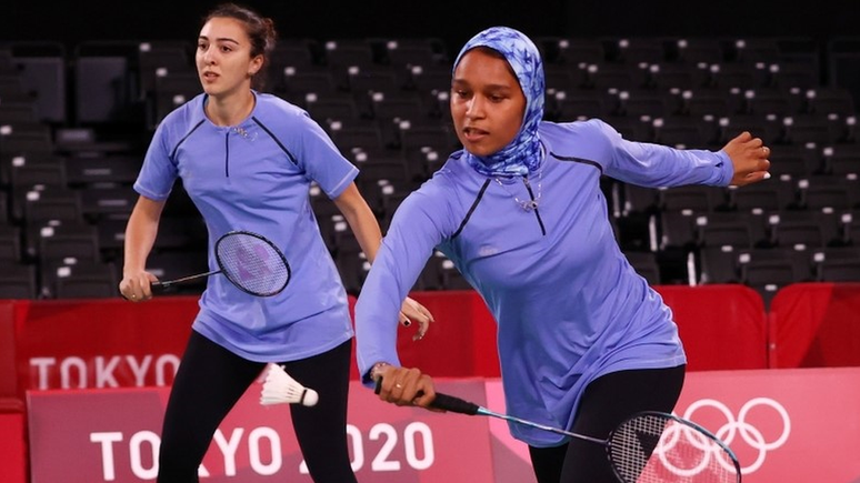 Hadia Hosny (ao fundo) foi eliminada do badminton em dupla feminino. Ela competiu ao lado de sua colega Doha Hany