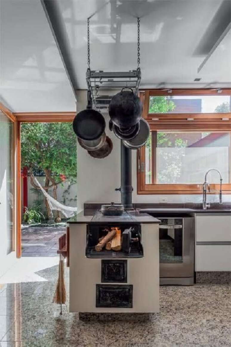 25. &Aacute;rea gourmet com fog&atilde;o a lenha no canto &ndash; Foto Pinterest