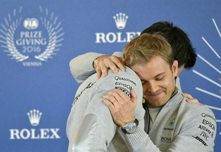 Nico Rosberg abraçado a Toto Wolff, comandante do alemão no período de Mercedes 