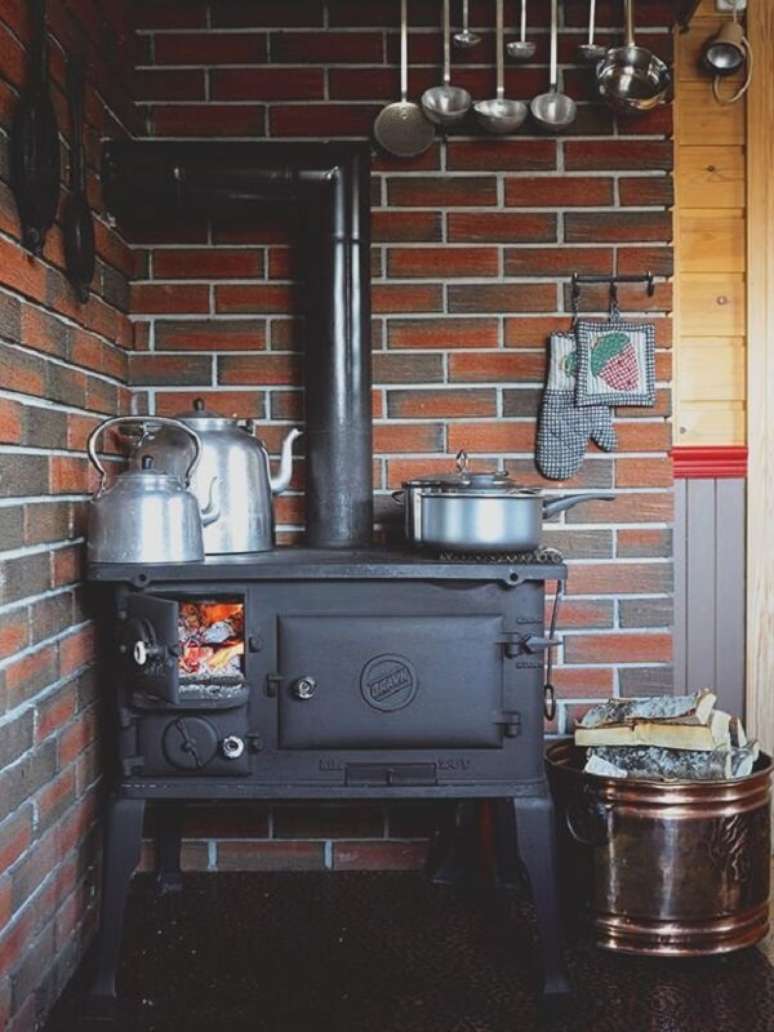 39. Decora&ccedil;&atilde;o de &aacute;rea gourmet com fog&atilde;o a lenha de ferro &ndash; Foto Pinterest