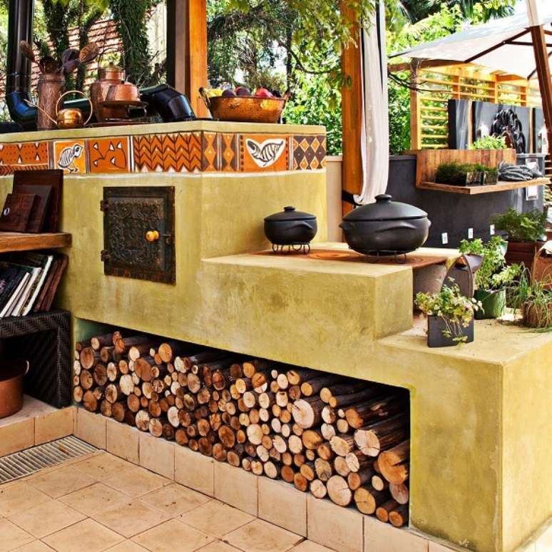 38. Decora&ccedil;&atilde;o de &aacute;rea gourmet com compartimento para guardar lenhas do fog&atilde;o &ndash; Foto Pinterest