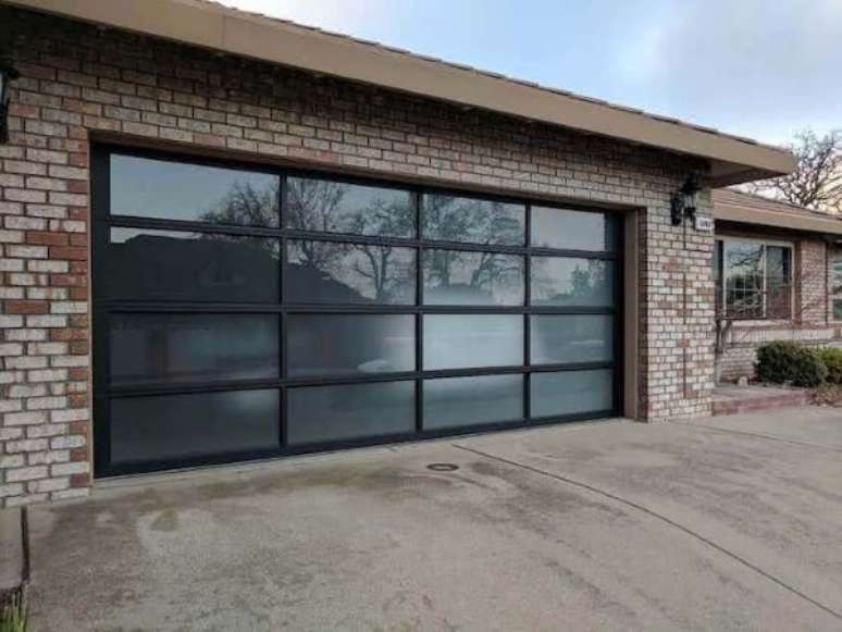 71. Casa com portão de vidro jateado na garagem – Foto GDS Repair
