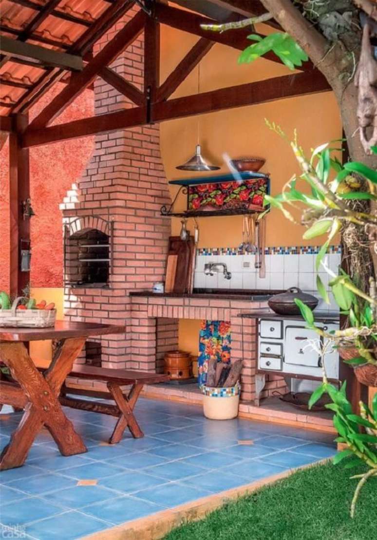 16. &Aacute;rea gourmet com fog&atilde;o &agrave; lenha e churrasqueira &ndash; Fonte Pinterest