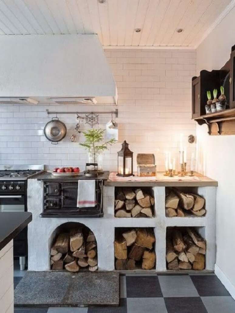 19. &Aacute;rea gourmet com fog&atilde;o a lenha e espa&ccedil;o para guardar lenhas &ndash; Foto Pinterest