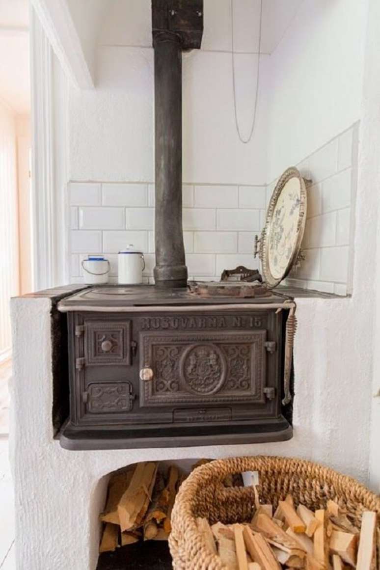 14. &Aacute;rea gourmet com fog&atilde;o a lenha e chamin&eacute; &ndash; Foto Pinterest