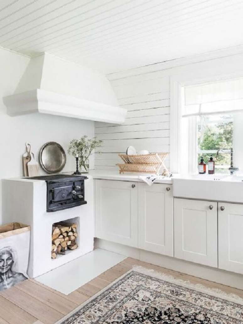 23. &Aacute;rea gourmet com fog&atilde;o a lenha na cor branca e bocas de ferro &ndash; Foto Pinterest