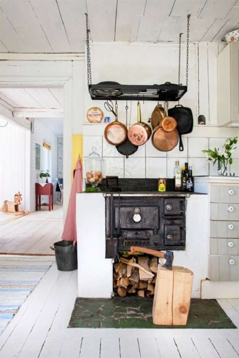 46. Decore sua &aacute;rea gourmet com fog&atilde;o a lenha com as panelas de ferro e lenhas &ndash; Foto Pinterest