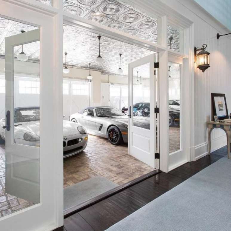 63. Casa com garagem para carros de luxo &ndash; Foto Compra Venda Aluguel