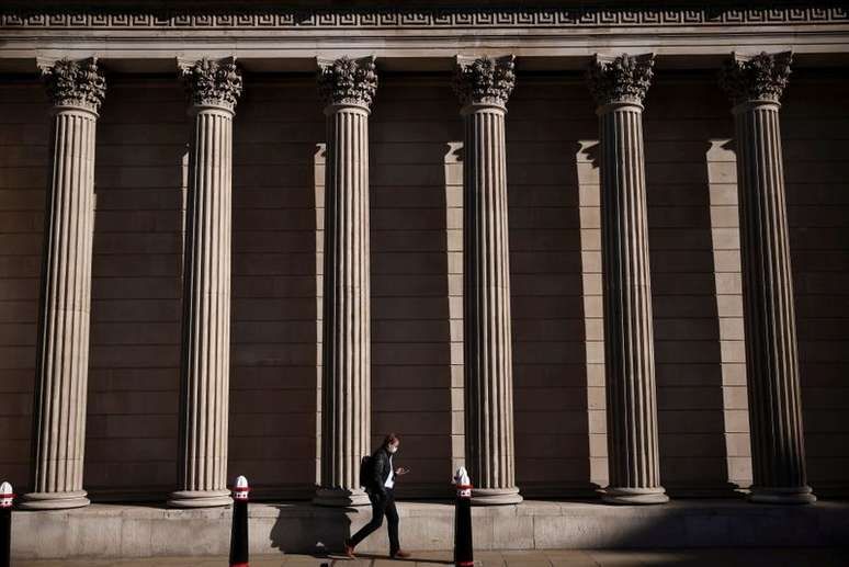 Pedestre caminha em frente ao Banco da Inglaterra, em Londres
29/07/2021
REUTERS/Henry Nicholls