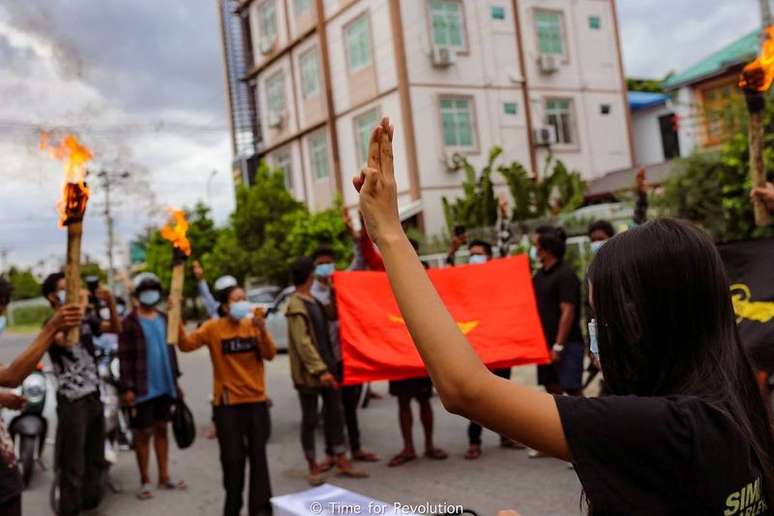 Manifestantes protestam em Mandalay, Mianmar
03/07/2021 Time For Revolution/Handout via REUTERS