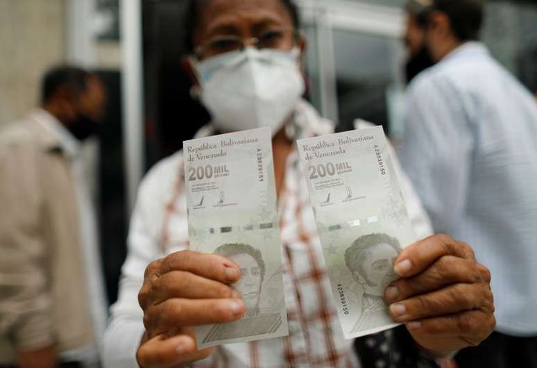 Mulher mostra c&eacute;dula de 200 mil bol&iacute;vares em Caracas, Venezuela
16/03/2021 REUTERS/Leonardo Fernandez Viloria