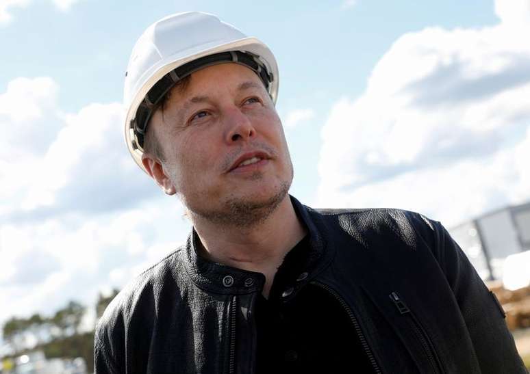 Elon Musk durante visita &agrave; f&aacute;brica da Tesla em Gruenheide, perto de Berlim, na Alemanha
17/05/2021 REUTERS/Michele Tantussi