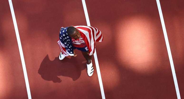 Grant Holloway após ganhar medalha de prata nos 110 metros com barreiras em Tóquio
05/08/2021
REUTERS/Fabrizio Bensch