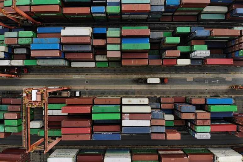 Vista aérea de contêineres no porto de Hong Kong, China. 
06/062021
REUTERS/Aleksander Solum