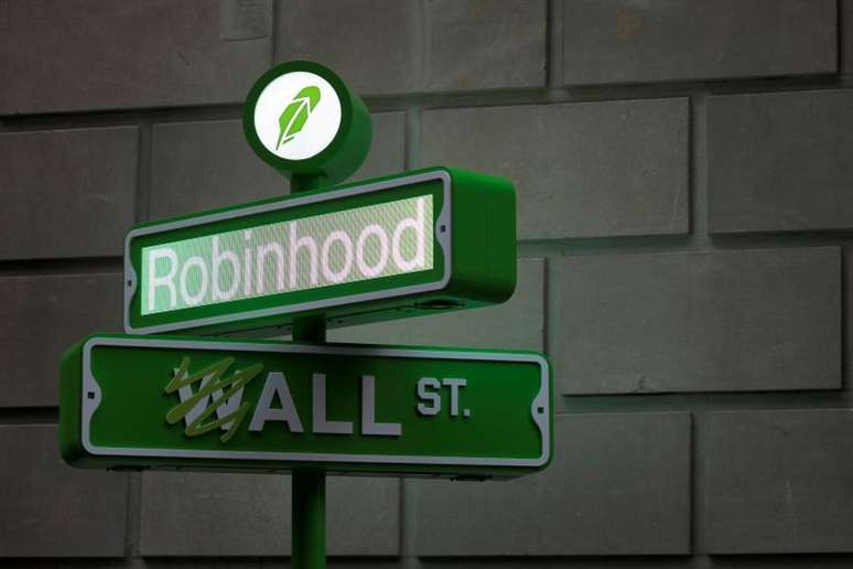 Placa com logo da Robinhood em Wall Street, Nova York (EUA) 
29/07/2021
REUTERS/Andrew Kelly