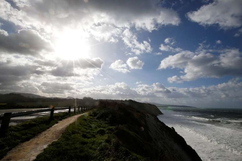 Estrada entre Saint-Jean-De-Luz e Hendaya, em Socoa, na França
02/02/2019
REUTERS/Regis Duvignau