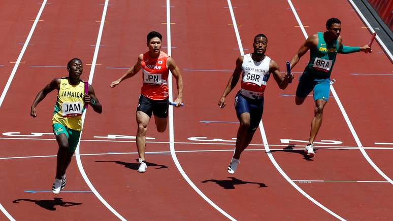 O brasileiro Paulo André (à dir.) atrás dos concorrentes na semifinal do revezamento 4x100m