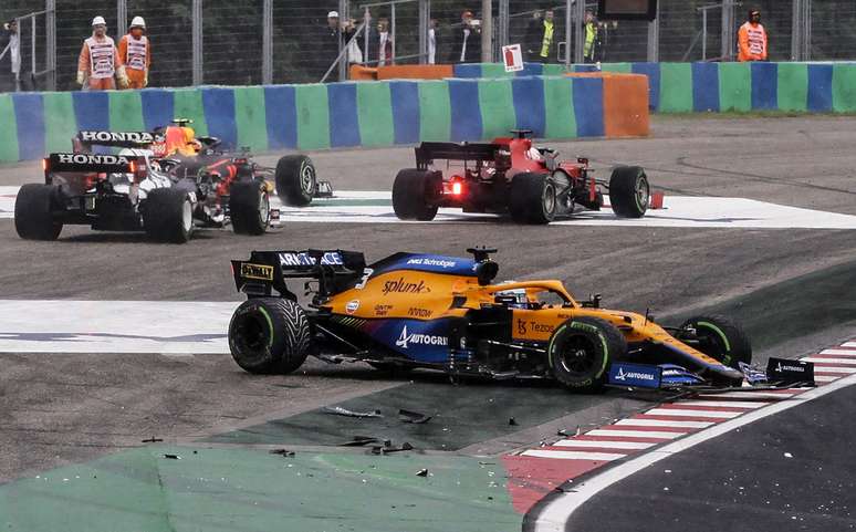 Daniel Ricciardo foi atingido por Charles Leclerc e rodou na largada, mas conseguiu voltar para a corrida 