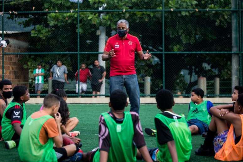 Andrade, ídolo rubro-negro, é o padrinho do projeto "Campo dos Sonhos" (Foto: Gilvan de Souza/Flamengo)