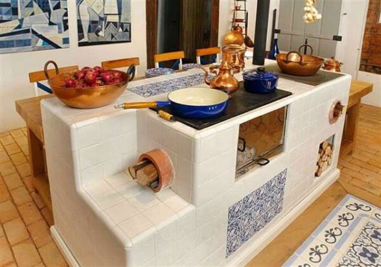 44. Decora&ccedil;&atilde;o de &aacute;rea gourmet com fog&atilde;o a lenha na ilha &ndash; Foto Cer&acirc;mica Antigua