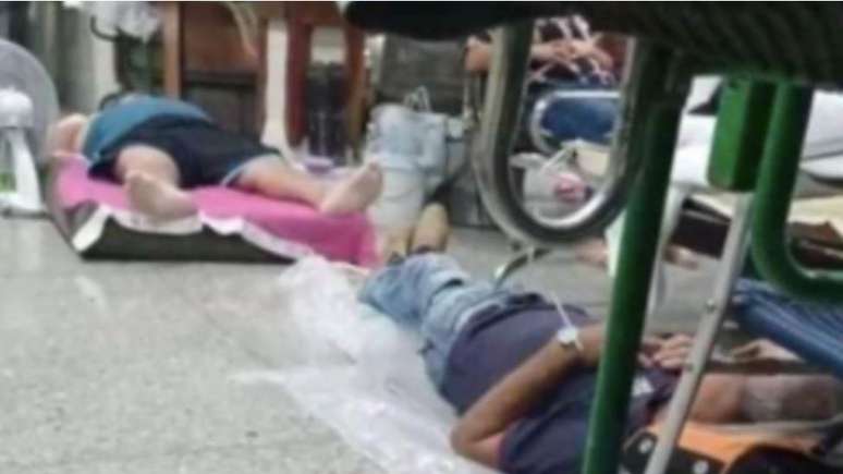 Segundo vídeos nas redes sociais, alguns pacientes tiveram que dormir até no chão