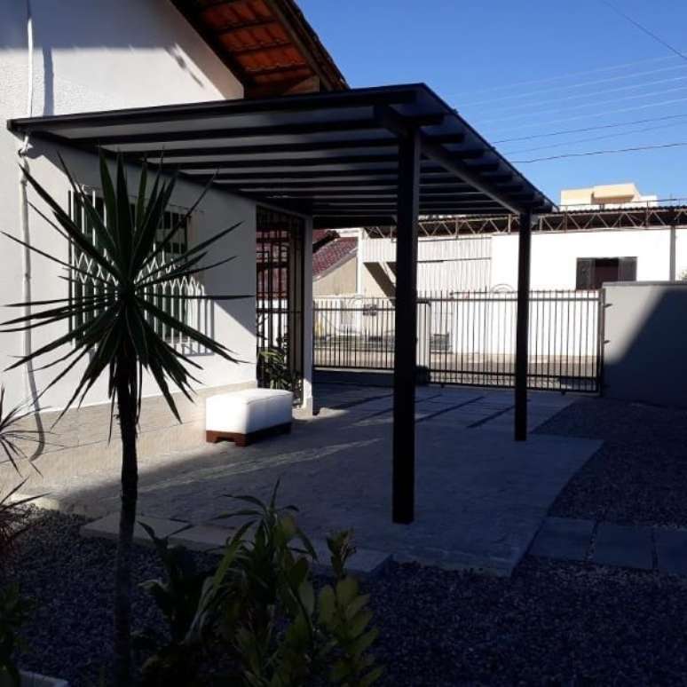 59. Casa com garagem de pergolado acoplada &ndash; Foto Sos Toldos