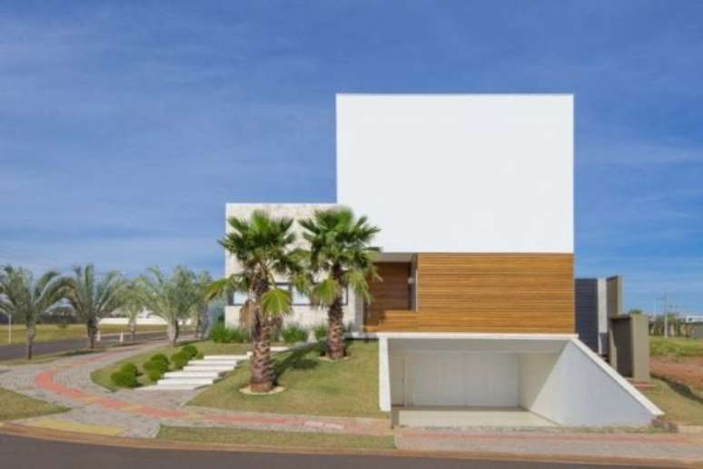 56. Casa moderna com garagem coberta e portão branco – Foto Mob Arquitetos