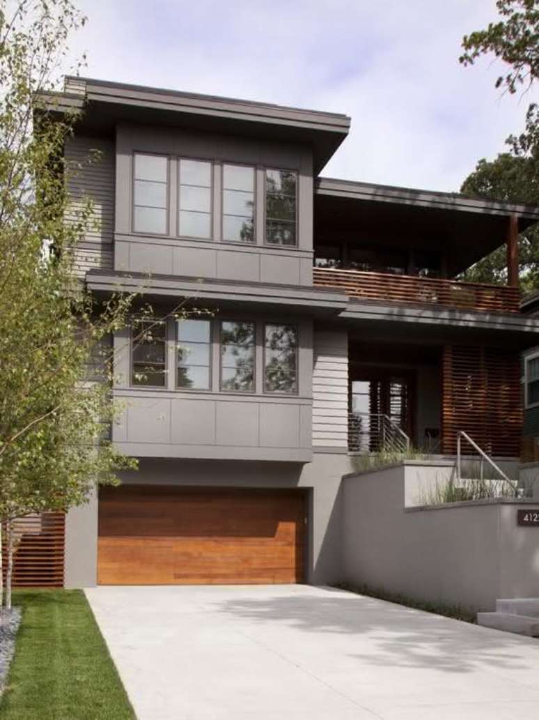 2. Casa grande com garagem e port&atilde;o de madeira &ndash; Foto Pinterest