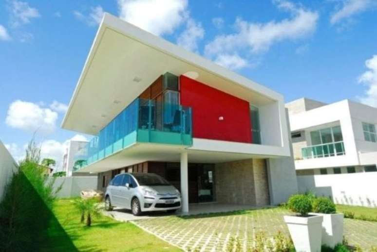 65. Casa com modelos de garagem coberta e espaço para carros no jardim – Foto Oliveira Junios