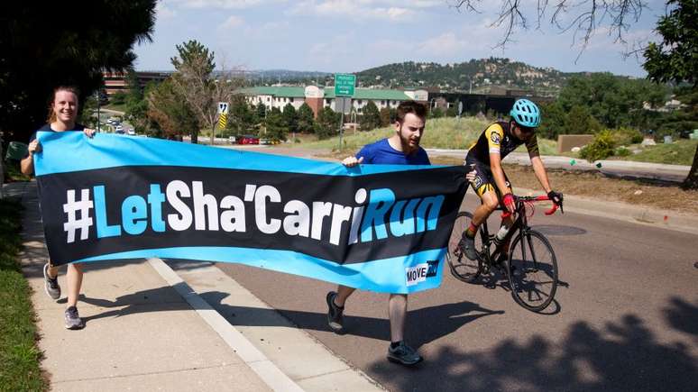 Corredores no Colorado correm em protesto para apoiar Richardson