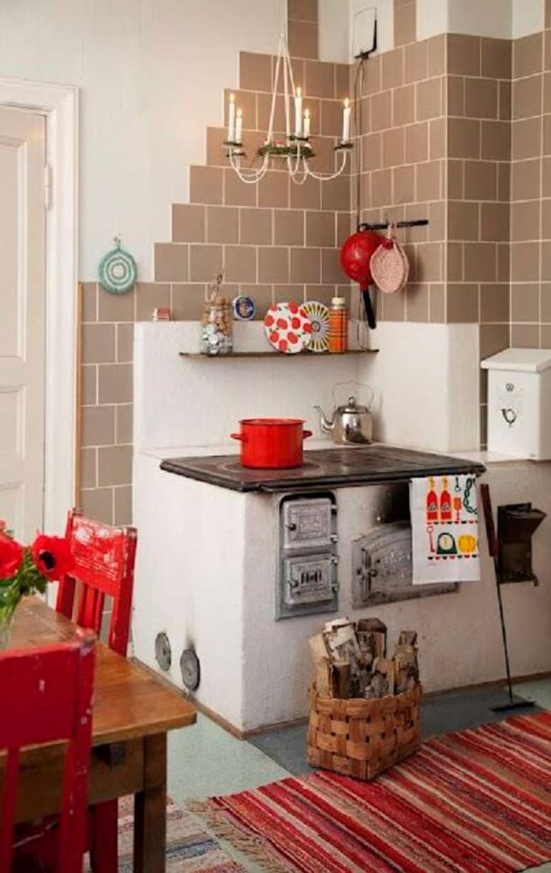 24. &Aacute;rea gourmet com fog&atilde;o a lenha no canto da parede e mesa de madeira para servir as refei&ccedil;&otilde;es &ndash; Foto Pinterest