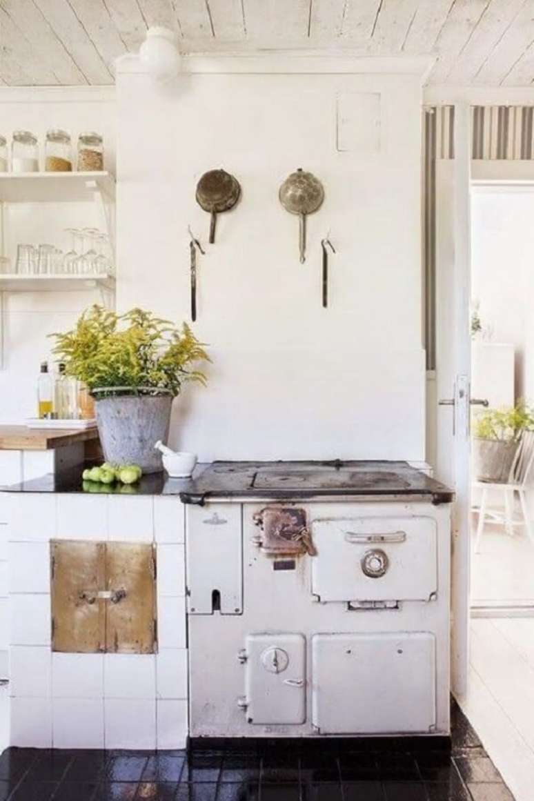 45. Decora&ccedil;&atilde;o de &aacute;rea gourmet com fog&atilde;o a lenha organizada com prateleiras e arm&aacute;rios &ndash; Foto Pinterest