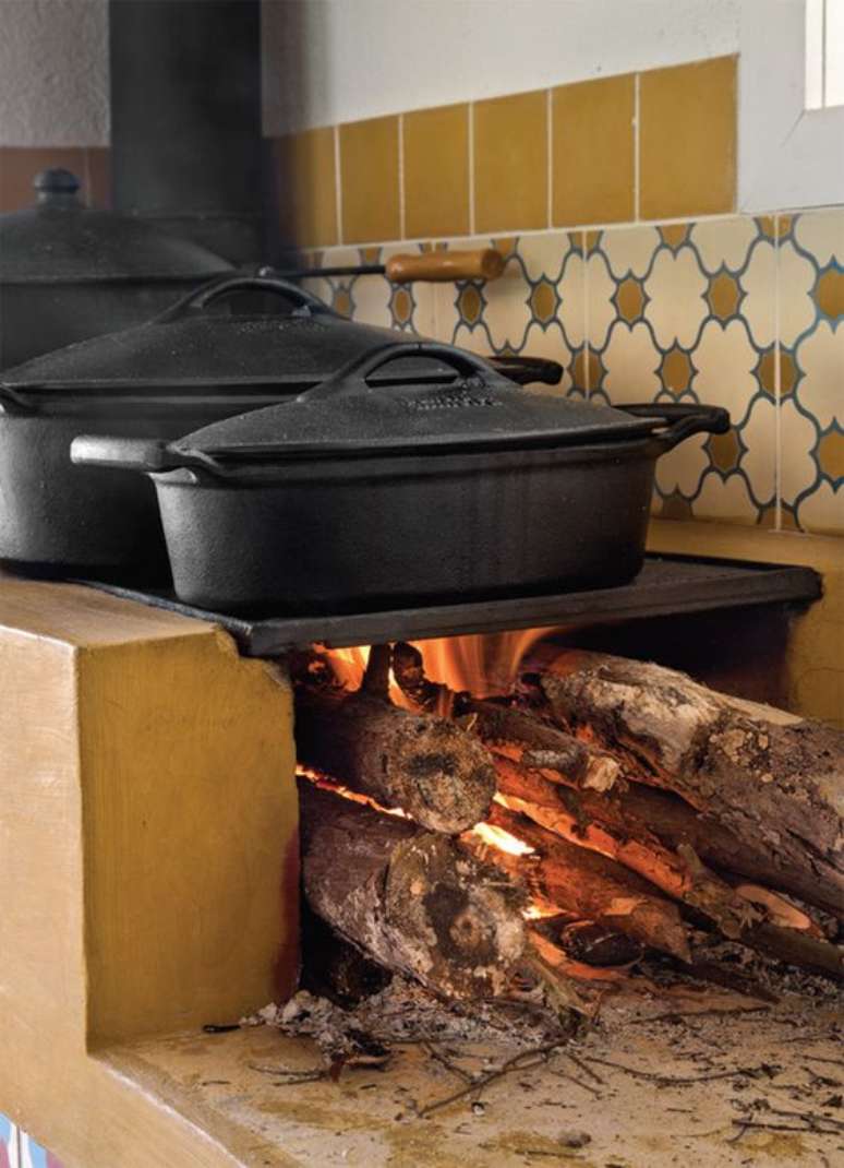 50. Fog&atilde;o a lenha na &aacute;rea gourmet &ndash; Foto Pinterest