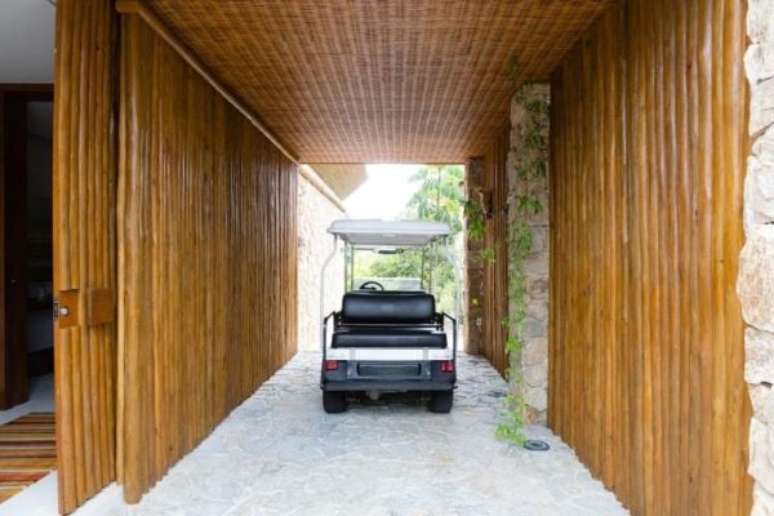 16. Garagem com portão de madeira – Foto Antonio Ferreira Junios e Mario Celso Bernardes