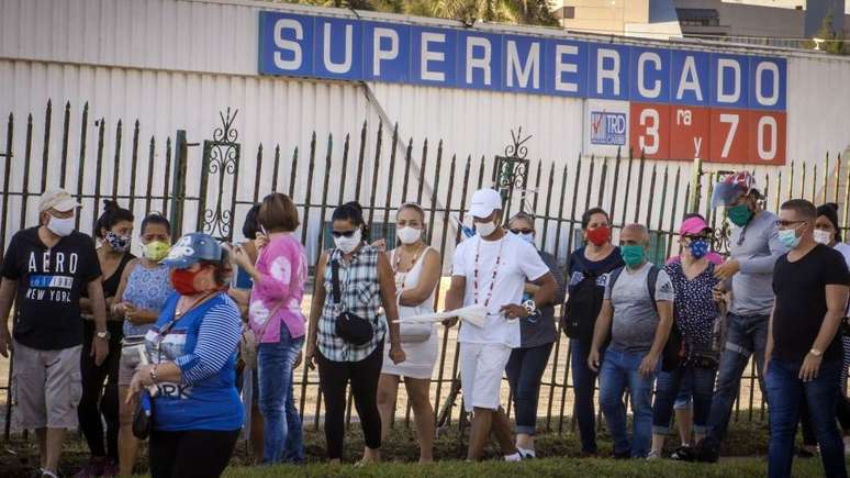 Os cubanos geralmente têm que esperar em longas filas para ter acesso a produtos básicos durante a pandemia