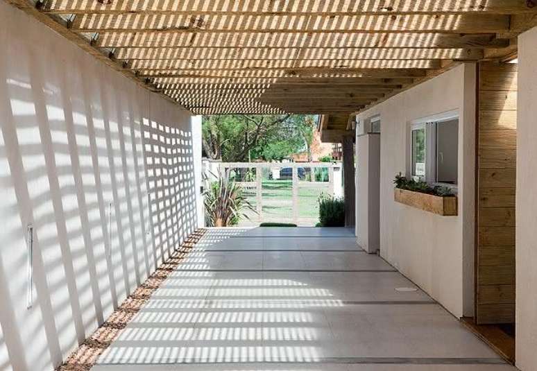 18. Garagem com cobertura de madeira ao lado da casa – Foto Pinterest