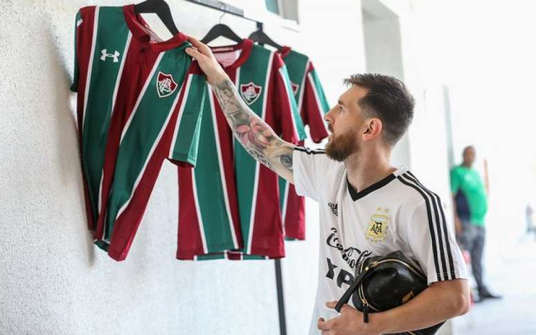 Messi recebeu a camisa do Fluminense em treino da Argentina no CT em 2019 (Foto: Lucas Merçon / Fluminense FC)