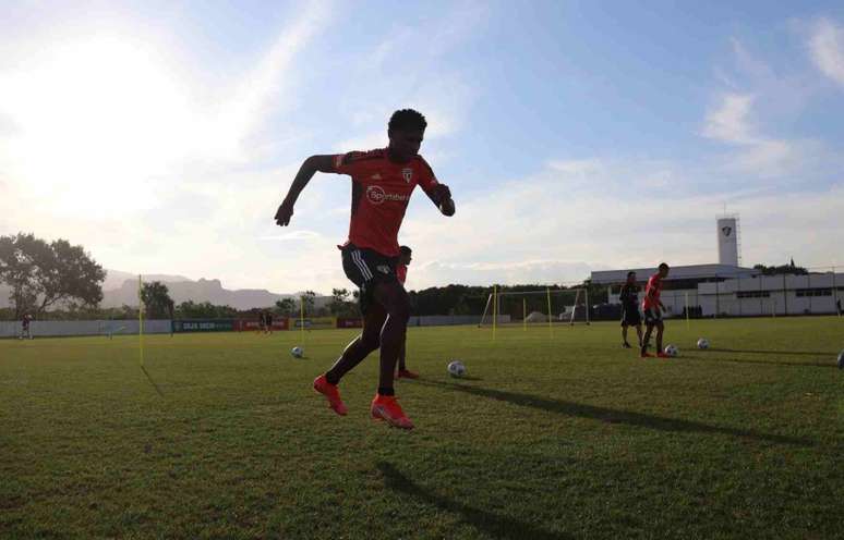 Arboleda participou do treinamento com os reservas do São Paulo (Foto: Rubens Chiri/saopaulofc.net)